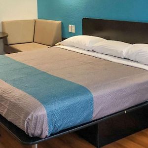 Zimmer mit Kingsize-Bett